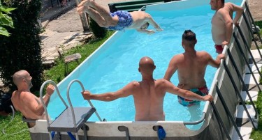 (ВИДЕО) Затворениците во тетовскиот затвор се капат во базен