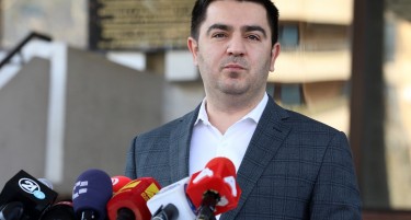 БЕКТЕШИ ЈА ПОКАЖА РОМАНТИЧНАТА СТРАНА: Еве како ја прослави годишнината со својата сопруга