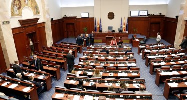 ФАКТОР НА ДЕНОТ: Прекината е седницата за уставни измени, 80 пратеници нема, Ковачевски вели дека ВМРО-ДПМНЕ се за блокади