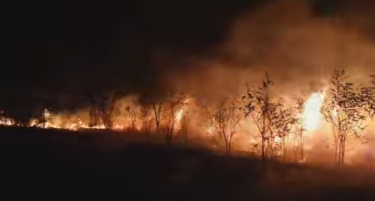 (ВИДЕО) Едниот крак на пожарот кај Ајватовци е изгаснат, но остатокот се движи со силен интезитет