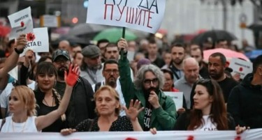 Реакции до Апасиев: Со такви простачки транспаренти не се оди на протест!