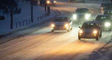 Стотици летови откажани низ Германија поради снег и замрзнат дожд