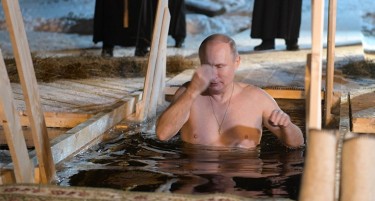 ПО ПОВОД ВОДИЦИ: Путин се капеше во ледена вода