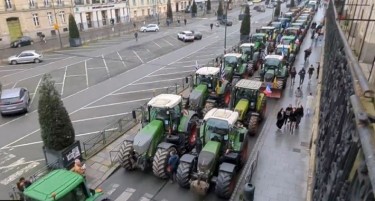 ОПСАДА НА ПАРИЗ! Земјоделците со трактори во големите градови низ Франција: мобилизирани околу 15.000 полицајци