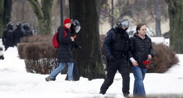 АПСАТ СТОТИЦИ, ЦВЕЌЕТО И СЛИКИТЕ ОД НАВАЛНИ ЗАВРШУВААТ ВО ЦРНИ ВРЕЌИ, ДЕНЕШНИ СЦЕНИ ОД МОСКВА: Постара жена со порака: „Путин е предавник. Не се плашам“