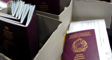 ФАКТОР НА ДЕНОТ: Бојмацалиев и Тошковски се конфронтираа за доцнењето на пасошите, граѓаните чекаат