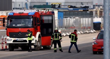 ФАБРИКАТА НА ТЕСЛА ВО БЕРЛИН ПОВТОРНО ДОБИ СТРУЈА - по нападите и пожарот, обновено поврзувањето