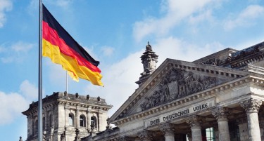 СВЕТСКИОТ ЛИДЕР НА КОЛЕНА: Нема крај на бранот банкроти на познати фирми во Германија! Гигантот згаснува по 80 години работа