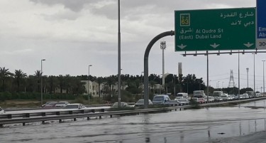 (ВИДЕО) ВО ОБЕДИНЕТИТЕ АРАПСКИ ЕМИРАТИ ЗАГИНАА НАЈМАЛКУ 18 ЛУЃЕ: Под вода и аеродромот во Дубаи