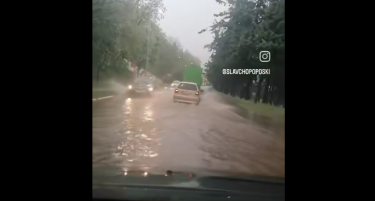 ЕВЕ КАКО БЕШЕ ВЧЕРА ВО КОЧАНИ: Поплавени улици во градот, возилата едвај возеа