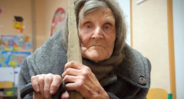 (ВИДЕО) УКРАИНКА ОДЕШЕ ПЕШ 10 КИЛОМЕТРИ ЗА ДА СЕ СПАСИ: Има 98 години и со бастун стигна до територијата под контрола на Украина