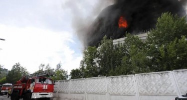 (ВИДЕО) ПОЖАР ВО МОСКВA: Луѓето скокаа од прозорец за да се спасат, има и жртви