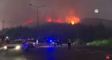 (ВИДЕО) ПОЖАРИ ВО ТУРЦИЈА: Евакуирани се туристи, но и локалното население