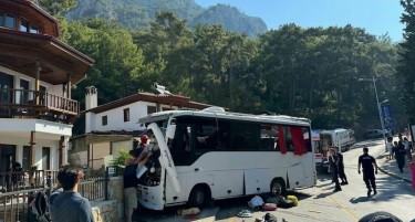 (ВИДЕО) ИМА ЖРТВИ: Автобус се заби во куќа во Турција