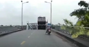 (ВИДЕО) НЕВРЕМЕ ВО ВИЕТНАМ: Се урна мост, возилата паднаа во река