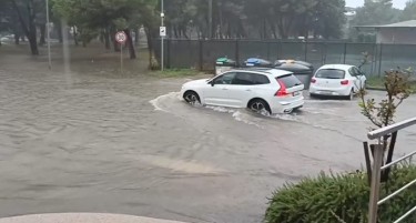 (ВИДЕО) НЕВРЕМЕ ВО ХРВАТСКА: Умаг е под вода, огромни бранови има во Ровињ