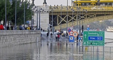 ПОПЛАВИ И ВО БУДИМПEШТА: Дунав се излеа од коритото