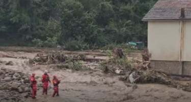 (ВИДЕО) КУЌАТА НА ЧОВЕК ВО БОСНА Е ОПКОЛЕНА СО ВОДА: Спасувачите му фрлија јаже