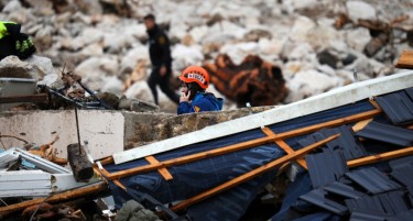 СО ГОЛИ РАЦЕ КОПААТ ПО УРНАТИНИТЕ ВО БОСАНСКА ЈАБЛАНИЦА: Новинарката Дамира Ибрановиќ со детали за Фактор