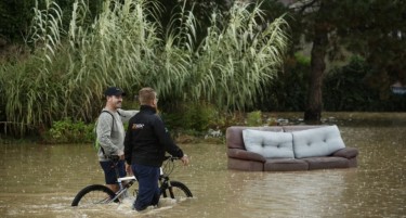 БУРА ВО ФРАНЦИЈА: Има 12 повредени и десетици евакуирани