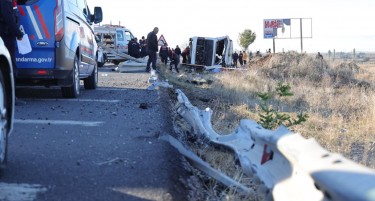 СТРАШНА НЕСРЕЌА ВО ТУРЦИЈА - Се преврте автобус полн туристи, шест лица загинаа, 25 повредени (ФОТО)