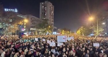 (ФОТО+ВИДЕО) ГОЛЕМ ПРОТЕСТ ВО НОВИ САД:  Бараат оставки и кривична одговорност за несреќата која однесе во смрт 14 луѓе