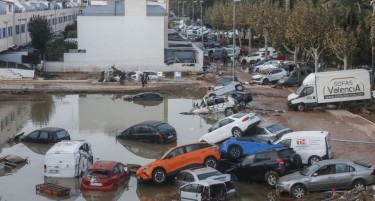 (ВИДЕО) ВОДАТА ОДНЕСЕ 30-ТИНА АВТОМОБИЛИ: Нови поплави во дел од Шпанија