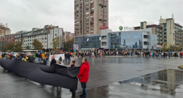 (ВИДЕО) 14 МИНУТИ МОЛК: Жителите на Нови Сад оддадоа почит на загинатите во железничката несреќа