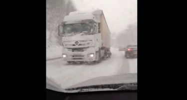 ЗАГЛАВИ КАМИОН НА СТРАЖА: Возачот монтираше ланци на патот