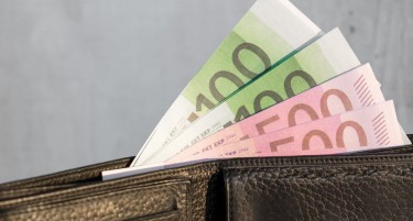 КЕЛНЕРКИ ВО ШИБЕНИК ВРАТИЛЕ ИЗГУБЕН ПАРИЧНИК СО 400.000 ЕВРА: Замислете како биле наградени