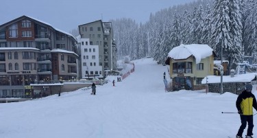 СНЕЖНО НЕВРЕМЕ И ВО БУГАРИЈА: Во Боровец нема струја