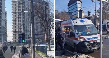 БЕЛГРАД: Автомобил ја проби блокадата, удри студент и го носеше на хауба