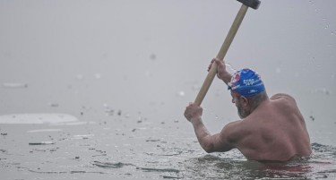 ЗАГРЕБ: Граѓаните се капеа во замрзнато езеро