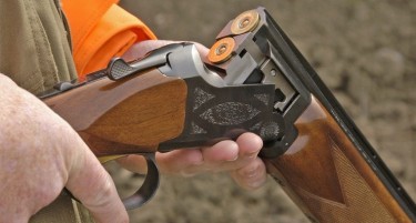 (ВИДЕО) Му впери ловечка пушка на 11-годишниот брат во Крушево, полицијата реагираше