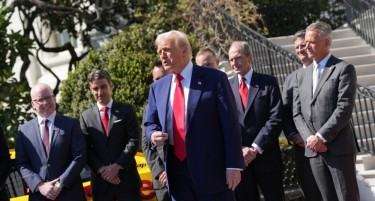 „ПАЗАРОТ НА ОБВРЗНИЦИ Е НЕЗГОДЕН“: Трамп по реакцијата на берзите откако најави одлагање на царините