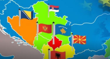 БАЛКАНОТ НЕ МОЖЕ ВЕЌЕ ДА СЕДИ НА ДВЕ СТОЛЧИЊА: Британски политичар тврди дека Путин има амбиции за регионот