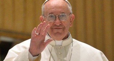 ФАБРИКА ЗА ТЕСТЕНИНИ И ТАЕН НАСЛЕДНИК: Што се случи со 200.000 евра на папата Франциск?