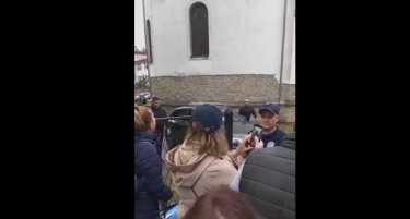 (ВИДЕО) ГО ГАЃАА СО ЈАЈЦА: Луѓето го избркаа Милош Вучевиќ од црква