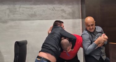 (ВИДЕО) СОВЕТНИЧКА Е СО СКРШЕНА РАКА: Teпачка на седница на совет во Краљево