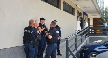 (ВИДЕО) КОСОВО: Полицијата упадна во спортската сала во Косовска Митровица