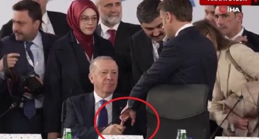 (ВИДЕО) СЕ РАКУВАА ЕРДОГАН И МАКРОН: Детаљ го направи ова видео вирално