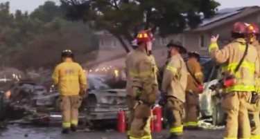 (ВИДЕО) КЕРОЗИН ИМА НАСЕКАДЕ: Мал авион се урна во населба во Сан Диего, се запалија 15 куќи
