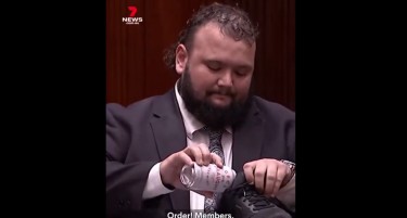 (ВИДЕО) НЕКОИ ПРАТЕНИЦИ БЕА ШОКИРАНИ, ДРУГИ СЕ СМЕЕЈА: Aвстралиски пратеник пиеше пиво од својата патика