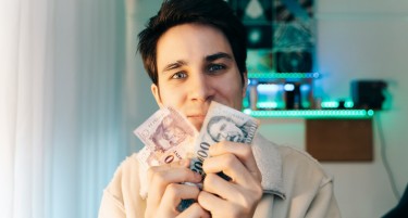 СТАНА БОГАТ ОТКАКО СЛУЧАЈНО НАШОЛ КЕСА ПОЛНА СО ПАРИ И ГИ ВРАТИЛ НА ЛОКАЛНИОТ БИЗНИСМЕН: Ова е вистинска приказна за чесен човек од Лондон