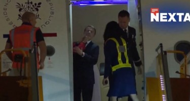 БРИЖИТ МУ УДРИ ШЛАКАНИЦА НА МАКРОН! Камерите ја снимија кавгата меѓу претседателот и првата дама, неговиот израз на лицето КАЖУВА СÈ