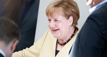 МЕРКЕЛ: Би можеле да бидеме сведоци на распад на ЕУ