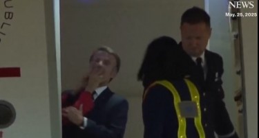 (ВИДЕО) ЕКСПЕРТ ЗА ГОВОР НА ТЕЛО: Изгледаше како Макрон да ја стиснал едната рака во тупаница