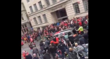 ДЕСЕТИЦИ ПОВРЕДЕНИ - АВТОМОБИЛ ВЛЕТА ВО ТОЛПА ЛУЃЕ ВО ЛИВЕРПУЛ:  полицијата уапси маж, исклучува тероризам (ВИДЕО)