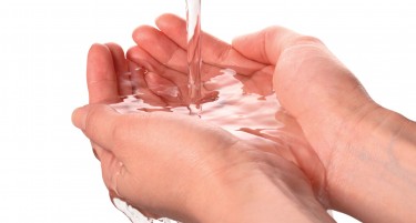 СУША ВО РОМАНИЈА: Луѓето одат пеш до бунари за да донесат вода