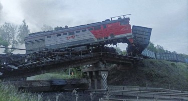 НАЈМАЛКУ СЕДУМ МРТВИ И МНОГУ ПОВРЕДЕНИ, А МЕЃУ НИВ И ДЕЦА - мост падна врз воз во Русија, ова се обвинувањата